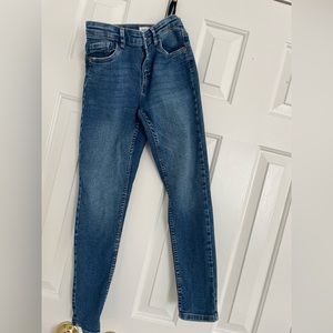 Girls Zara jeans 11-12. In perfect condition.